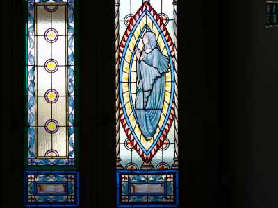 ...e la Madonna Annunziata, al centro invece vi sono delle lastre con gigli e foglie colorate e delle arcatelle trilobate